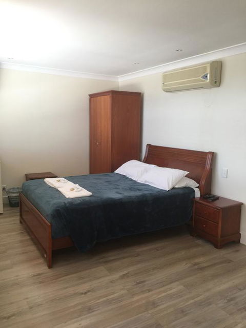 Aussie Hotel & Motel - Hervey Bay Accommodation 0