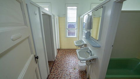 Australian Hotel - Tourism Hervey Bay 0