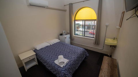 Australian Hotel - Tourism Hervey Bay 2
