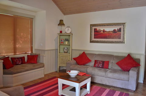 Autumn Affair Cottage 5 - Tourism Hervey Bay 2