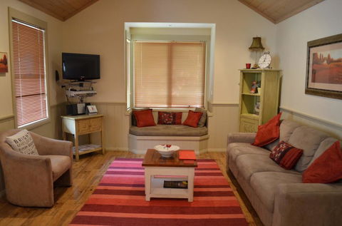 Autumn Affair Cottage 5 - Tourism Hervey Bay 3