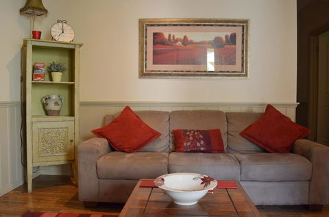 Autumn Affair Cottage 5 - Tourism Hervey Bay 1
