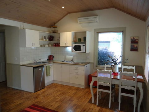 Autumn Affair Cottage 6 - Tourism Hervey Bay 3