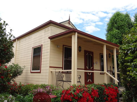 Autumn Affair Cottage 6 - Tourism Hervey Bay 1