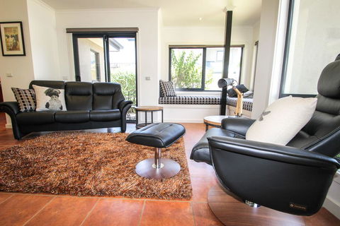 Avignon In Bright - Tourism Hervey Bay 2