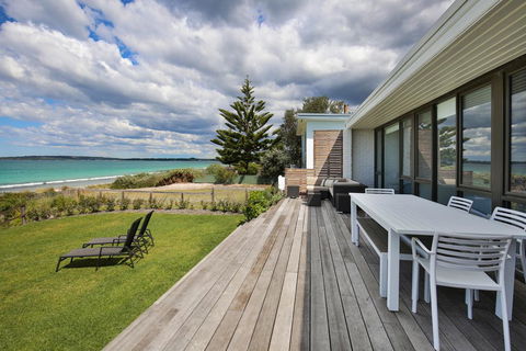 Azure Absolute Beachfront - Pet Friendly - Tourism Hervey Bay 0