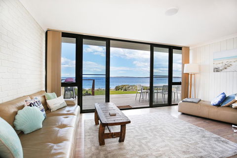 Azure Absolute Beachfront - Pet Friendly - Tourism Hervey Bay 2