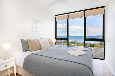 Azure Absolute Beachfront - Pet Friendly - Tourism Hervey Bay 3