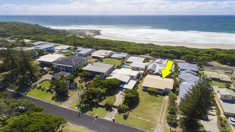 Bailey's Beach House - Hervey Bay Accommodation 0
