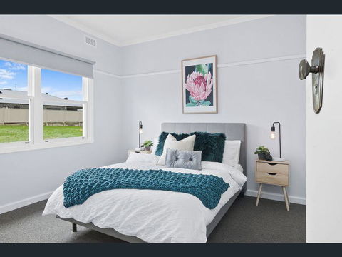 BALLARAT CLOSE 2 CBD + HOSPITAL+3BR HOME+NETFLIX + WiFi + Gift - Hervey Bay Accommodation 1