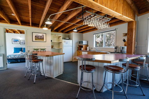 Banjo's Chalet, Alpine-getaways - Hervey Bay Accommodation 2