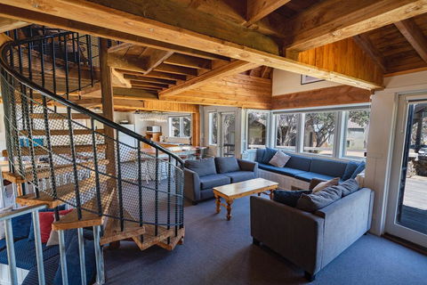 Banjo's Chalet, Alpine-getaways - Hervey Bay Accommodation 3