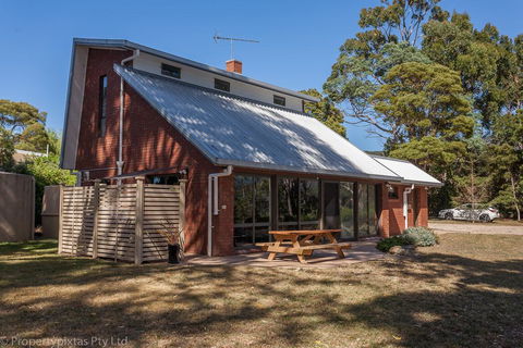 Bay Retreat Port Arthur - Hervey Bay Accommodation 0