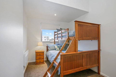 BAY VUE - Top Floor Apartment, Amazing Views! - Hervey Bay Accommodation 1