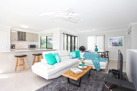 Beach Breeze Holiday House - Hervey Bay Accommodation 0