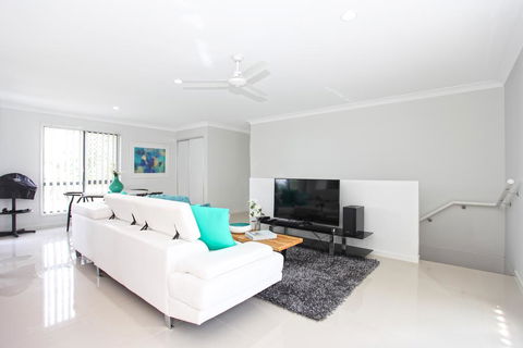 Beach Breeze Holiday House - Hervey Bay Accommodation 2