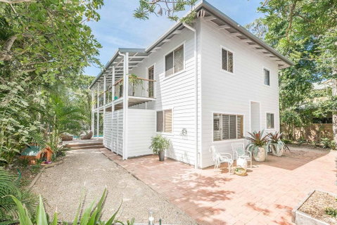 Beach Chalet - Hervey Bay Accommodation 3