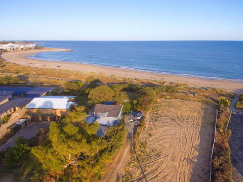 Beach Cottage In The Heart Of Mandurah - Hervey Bay Accommodation 1