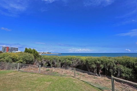 Beach Cottage In The Heart Of Mandurah - Hervey Bay Accommodation 3