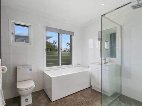 BEACH HOUSE ON PEARL - Tourism Hervey Bay 0