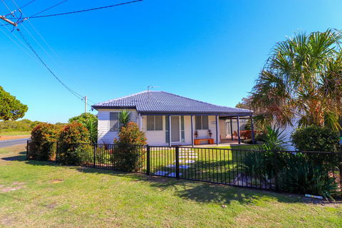 Beach Side Cottage At Blacksmiths - Tourism Hervey Bay 0