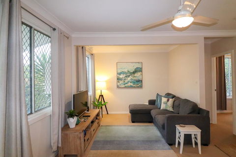 Beach Side Cottage At Blacksmiths - Tourism Hervey Bay 3
