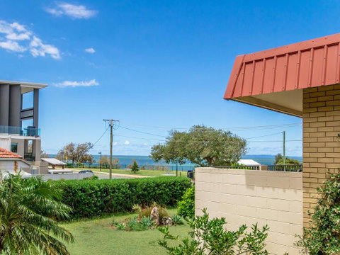 Beachfront Apt With Private Pool - Hervey Bay Accommodation 3