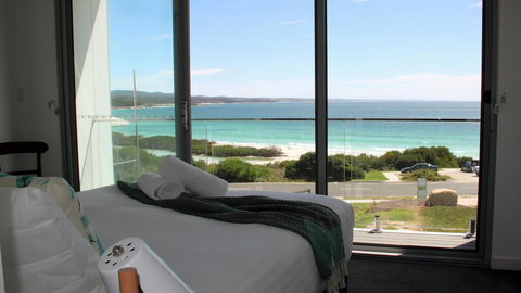 BEACHHOUSE BINALONG Luxury Waterfront Holiday House At Bay Of Fires - Hervey Bay Accommodation 3