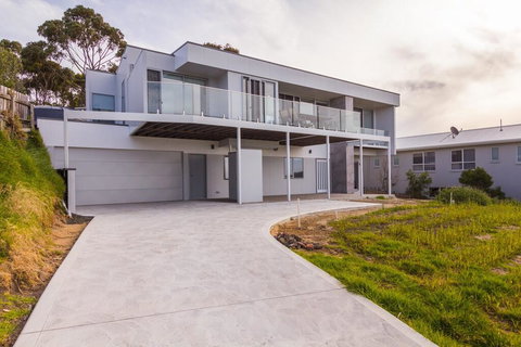 BEACHHOUSE BINALONG Luxury Waterfront Holiday House At Bay Of Fires - Hervey Bay Accommodation 1