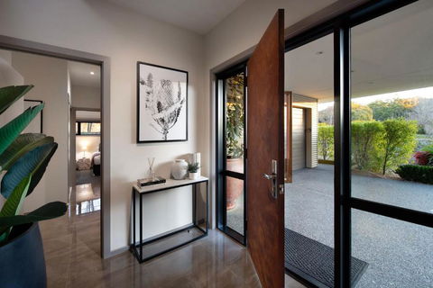 Retreat Lake Daylesford - Free Wifi - Tourism Hervey Bay 1