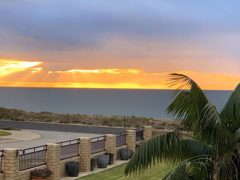 Relaxing Getaway Beachfront Access Multi Family Pets Mandurah - Hervey Bay Accommodation 1