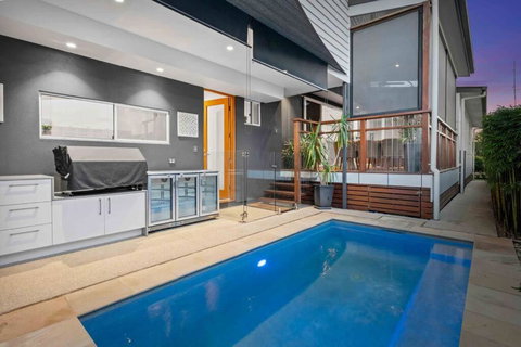 Redcliffe CBD Family Beach House - Hervey Bay Accommodation 0