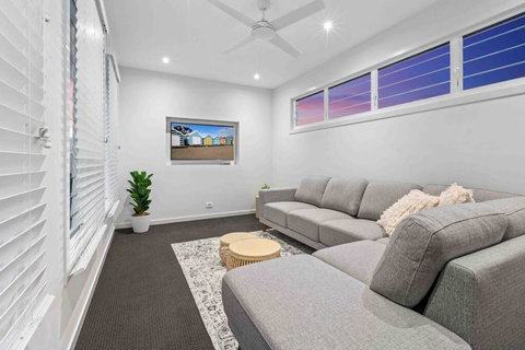 Redcliffe CBD Family Beach House - Hervey Bay Accommodation 2