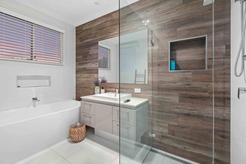 Redcliffe CBD Family Beach House - Hervey Bay Accommodation 3