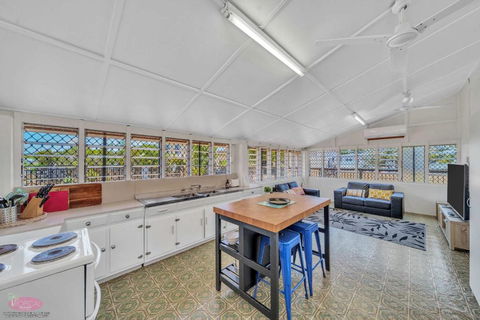 Reef Shack Beach Vibes Stroll To The Beach - Hervey Bay Accommodation 2