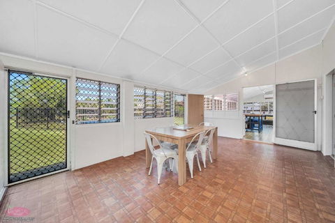 Reef Shack Beach Vibes Stroll To The Beach - Hervey Bay Accommodation 3