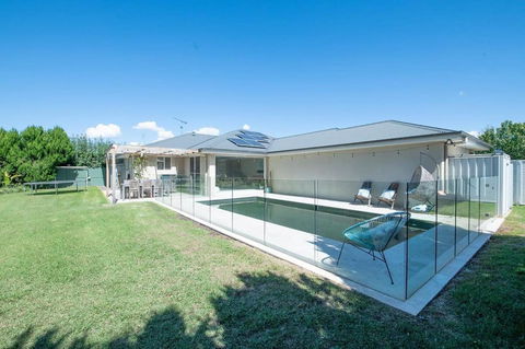 Regand Retreat - Luxurious Family Home, Pool - Hervey Bay Accommodation 2