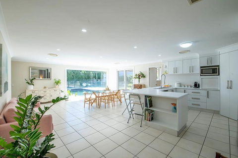 Regand Retreat - Luxurious Family Home, Pool - Hervey Bay Accommodation 3