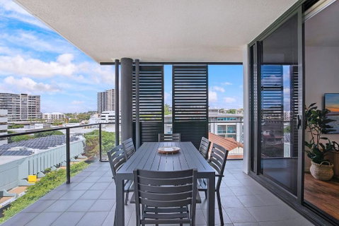 Regatta Hideaway - A Breezy Balcony Residence - Hervey Bay Accommodation 1