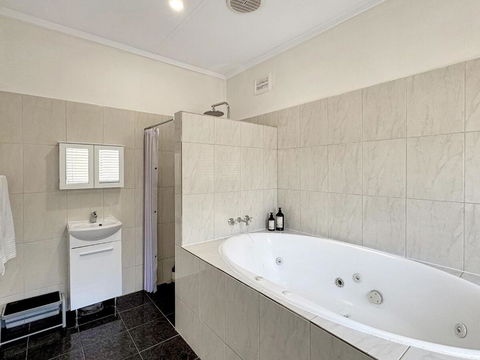 Relax At Gossan - Tourism Hervey Bay 2
