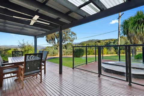 Relax In The Spa With Views Opposite Lake Eildon - Hervey Bay Accommodation 3