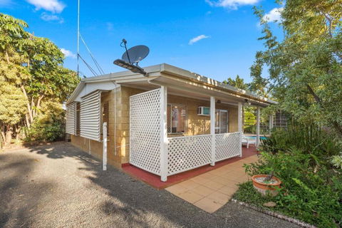 Relaxed Urangan Living At The Poolside Bungalow - Hervey Bay Accommodation 3