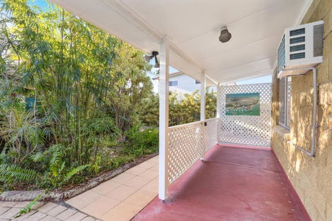 Relaxed Urangan Living At The Poolside Bungalow - Hervey Bay Accommodation 2