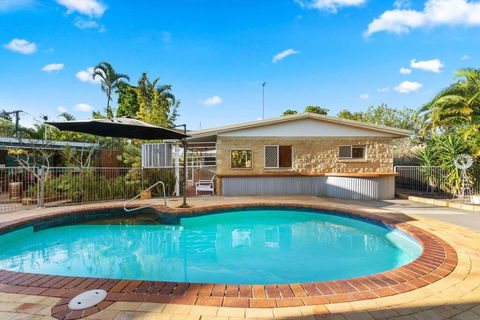 Relaxed Urangan Living At The Poolside Bungalow - Hervey Bay Accommodation 1