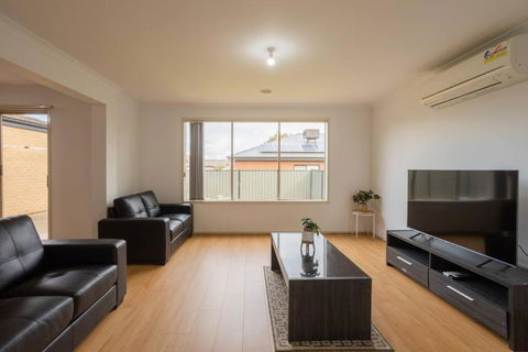 Relaxing Family Home In The Heart Of Tarneit - Tourism Hervey Bay 1