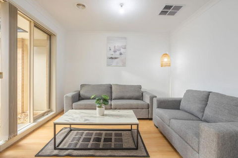 Relaxing Family Home In The Heart Of Tarneit - Tourism Hervey Bay 2