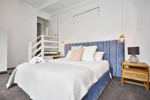 Renovated 5 Bedroom Retreat With Deck Fireplace - Hervey Bay Accommodation 3