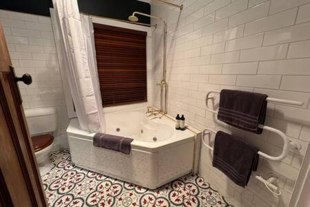 Renovated Cottage Near Cataract Gorge Launceston - Hervey Bay Accommodation 3