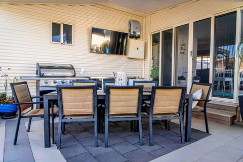 Resort On Morgan With Beautiful Private Pool, Pet Friendly - Tourism Hervey Bay 3