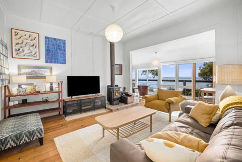 Retro Beach Vibes - Hervey Bay Accommodation 1